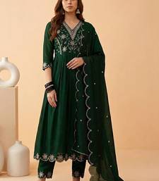 Embroidered v-neck kurta & trousers with dupatta