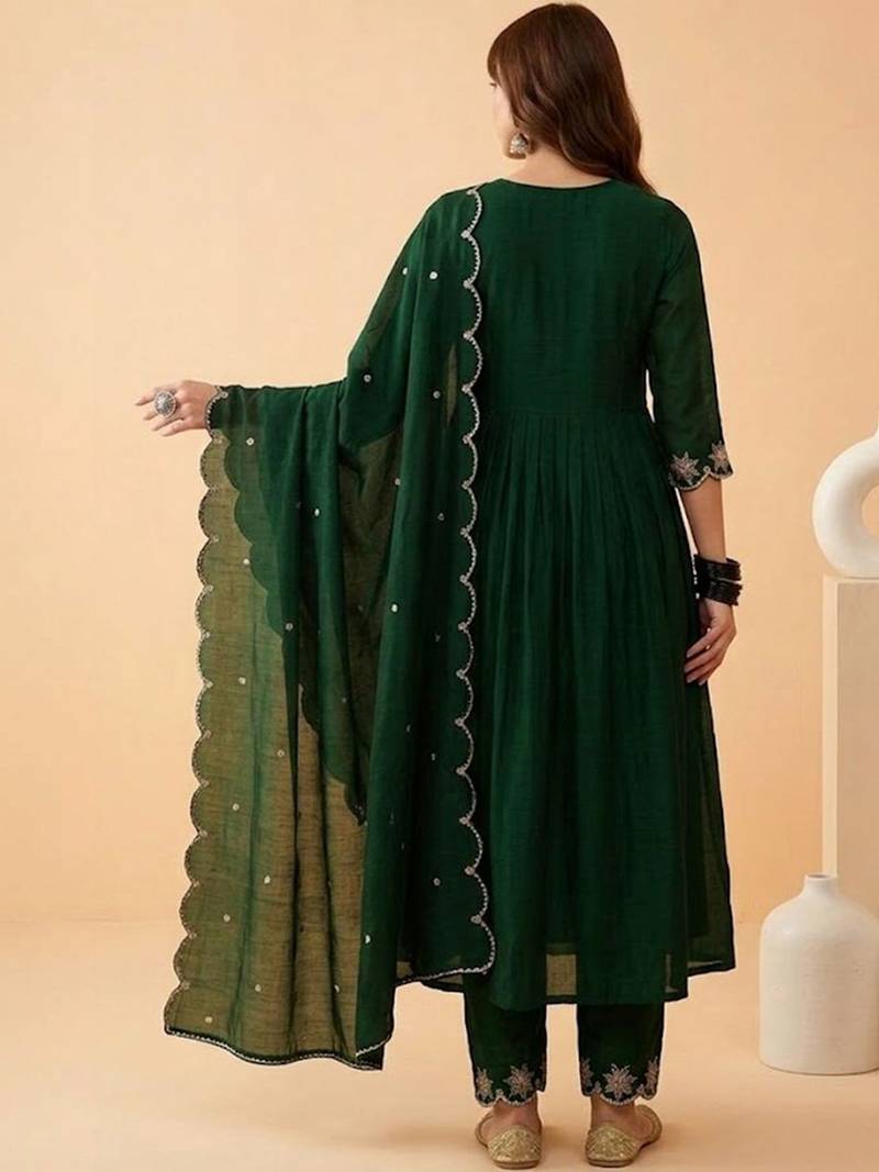 Embroidered v-neck kurta & trousers with dupatta