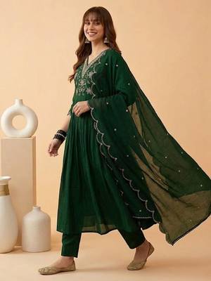 Embroidered v-neck kurta & trousers with dupatta 3