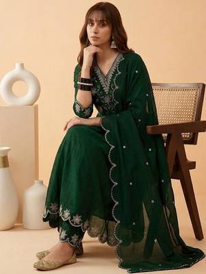 Embroidered v-neck kurta & trousers with dupatta 4