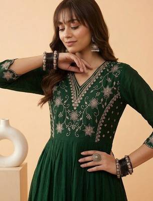 Embroidered v-neck kurta & trousers with dupatta 5