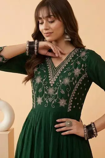 Embroidered v-neck kurta & trousers with dupatta