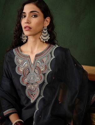 Ethnic motifs yoke design regular thread work kurta & trousers with dupatta 3