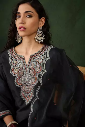 Ethnic motifs yoke design regular thread work kurta & trousers with dupatta