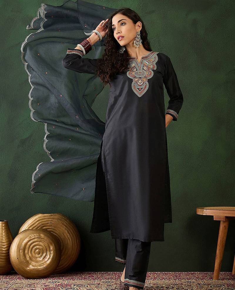 Ethnic motifs yoke design regular thread work kurta & trousers with dupatta