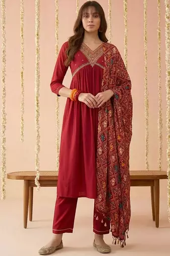 Embroidered v-neck kurta & trousers with dupatta