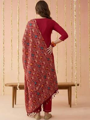 Embroidered v-neck kurta & trousers with dupatta 2