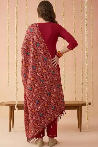 Embroidered v-neck kurta & trousers with dupatta