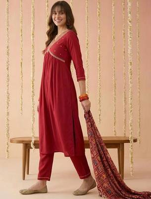 Embroidered v-neck kurta & trousers with dupatta 3
