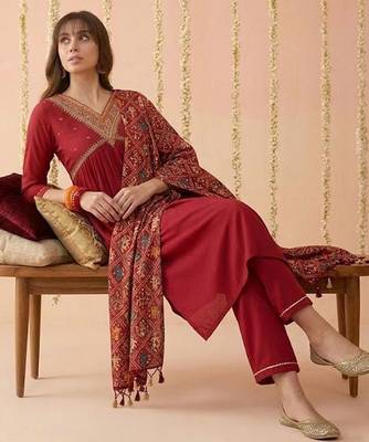 Embroidered v-neck kurta & trousers with dupatta 4