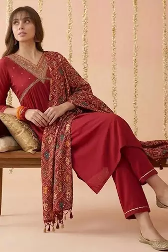 Embroidered v-neck kurta & trousers with dupatta