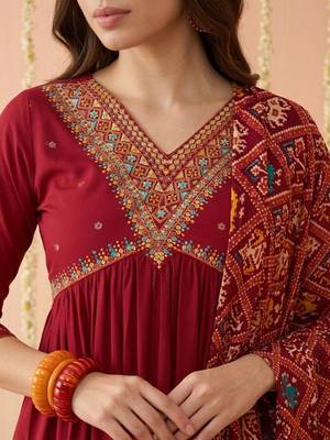 Embroidered v-neck kurta & trousers with dupatta 5