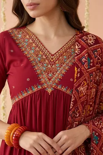 Embroidered v-neck kurta & trousers with dupatta