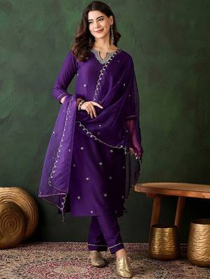 Floral embroidered three-quarter sleeves straight kurta & trouser & dupatta 1