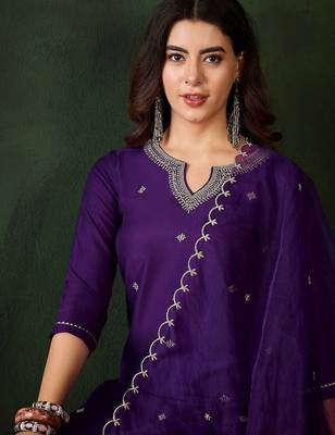 Floral embroidered three-quarter sleeves straight kurta & trouser & dupatta 2