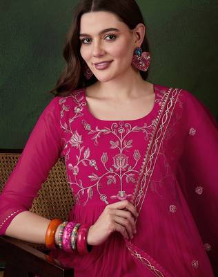 Women floral embroidered kurta with trousers & dupatta 2