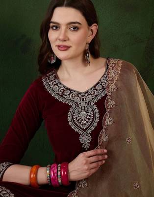 Women zari sequence embroidered straight velvet kurta trousers with dupatta 2