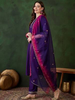 Women floral embroidered kurta with trousers & dupatta 5