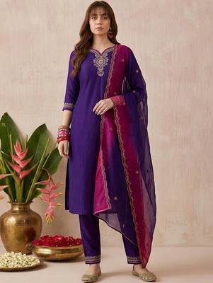 Embroidered sweetheart neck kurta & trousers with dupatta 1