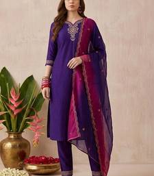 Embroidered sweetheart neck kurta & trousers with dupatta