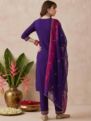 Embroidered sweetheart neck kurta & trousers with dupatta 2