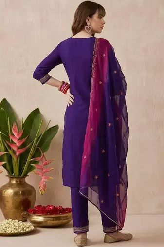 Embroidered sweetheart neck kurta & trousers with dupatta