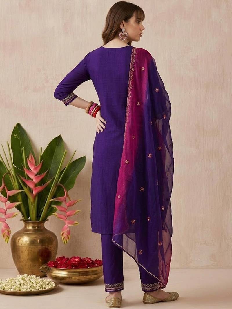 Embroidered sweetheart neck kurta & trousers with dupatta