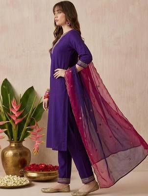 Embroidered sweetheart neck kurta & trousers with dupatta 3
