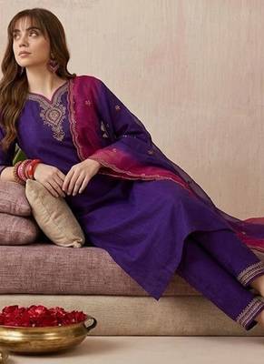 Embroidered sweetheart neck kurta & trousers with dupatta 4