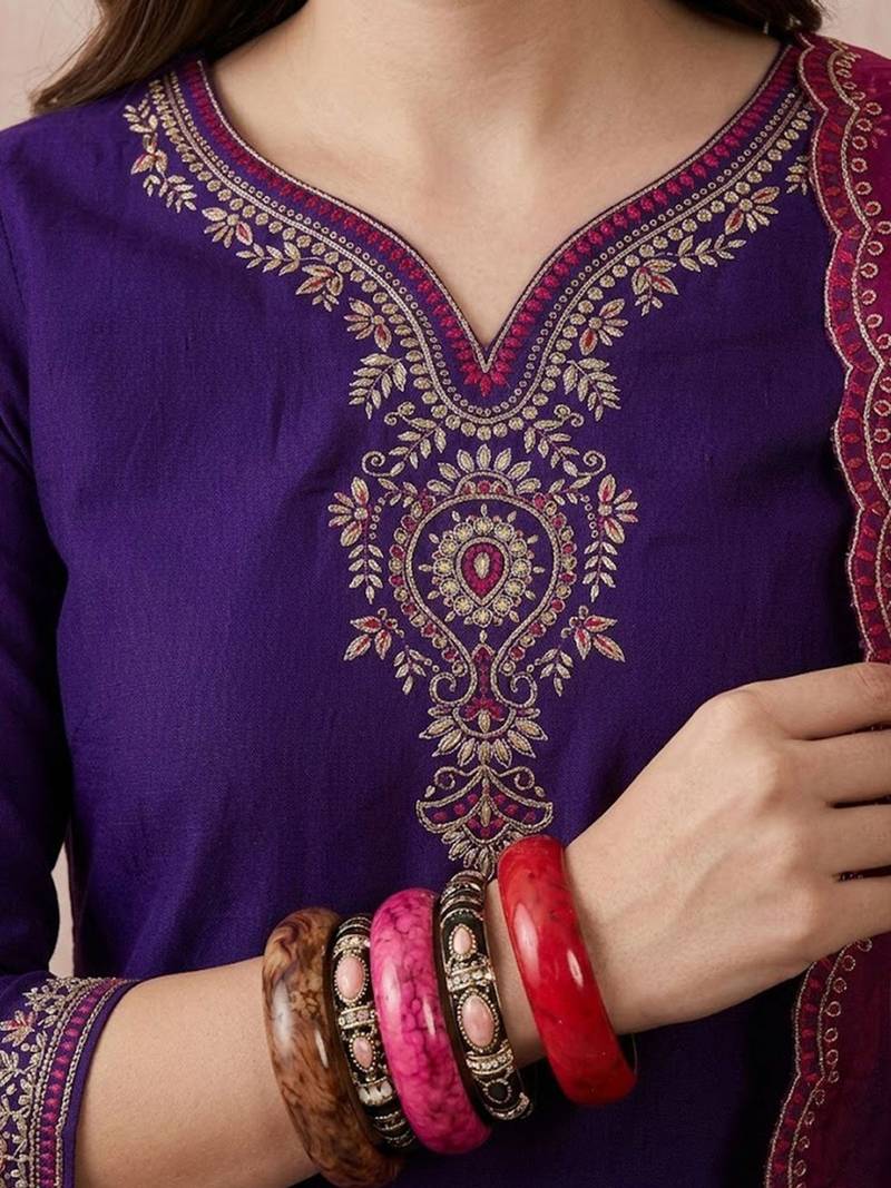 Embroidered sweetheart neck kurta & trousers with dupatta