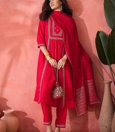 Red floral embroidered notch-neck straight kurta with pant and dupatta