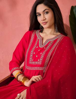 Red floral embroidered notch-neck straight kurta with pant and dupatta 2