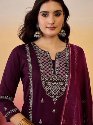 Floral zari embroidered notch neck straight kurta with trousers & dupatta 2