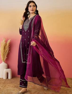 Floral zari embroidered notch neck straight kurta with trousers & dupatta 4