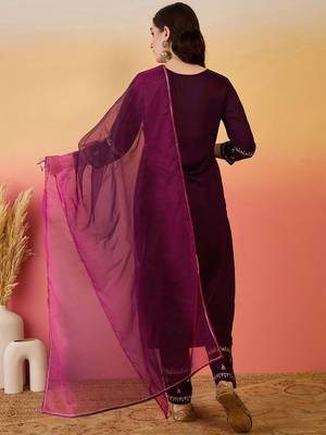 Floral zari embroidered notch neck straight kurta with trousers & dupatta 5