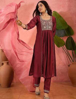 Floral embroidered round neck sequinned straight kurta with trousers and dupatta 1