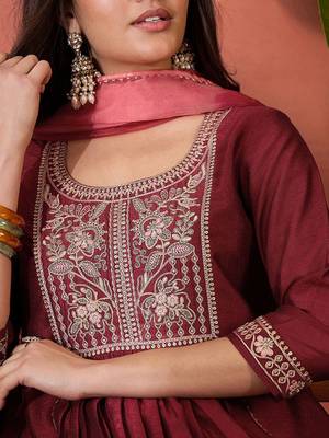 Floral embroidered round neck sequinned straight kurta with trousers and dupatta 2