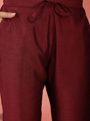 Floral embroidered round neck sequinned straight kurta with trousers and dupatta 3