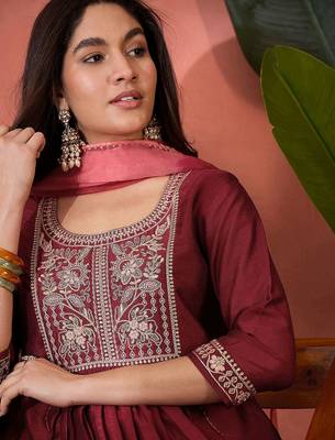 Women ethnic motifs embroidered kurta with trousers & dupatta 2