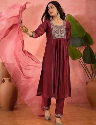 Women ethnic motifs embroidered kurta with trousers & dupatta 3