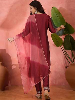 Women ethnic motifs embroidered kurta with trousers & dupatta 4