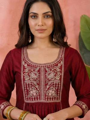 Embroidered  round neck kurta & trousers with dupatta 2