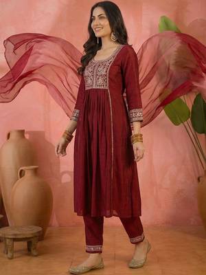 Embroidered  round neck kurta & trousers with dupatta 3