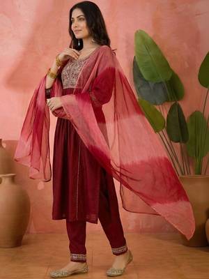 Embroidered  round neck kurta & trousers with dupatta 4