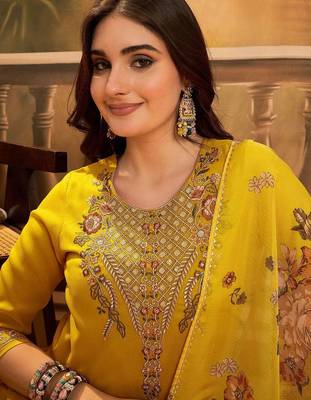 Thread zari sequence embroidered kurta with trousers & dupatta 2