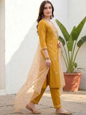 Embroidered round neck kurta & trousers with dupatta kurta set 3