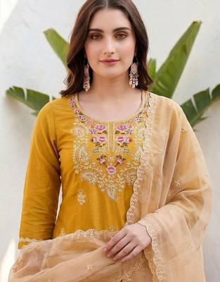 Embroidered round neck kurta & trousers with dupatta kurta set 4
