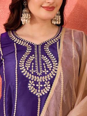 Floral embroidered panelled gotta patti a-line kurta with trouser & dupatta 2