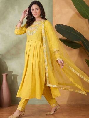 Embroidered  round neck kurta & trousers with dupatta 4