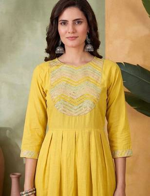 Embroidered  round neck kurta & trousers with dupatta 5